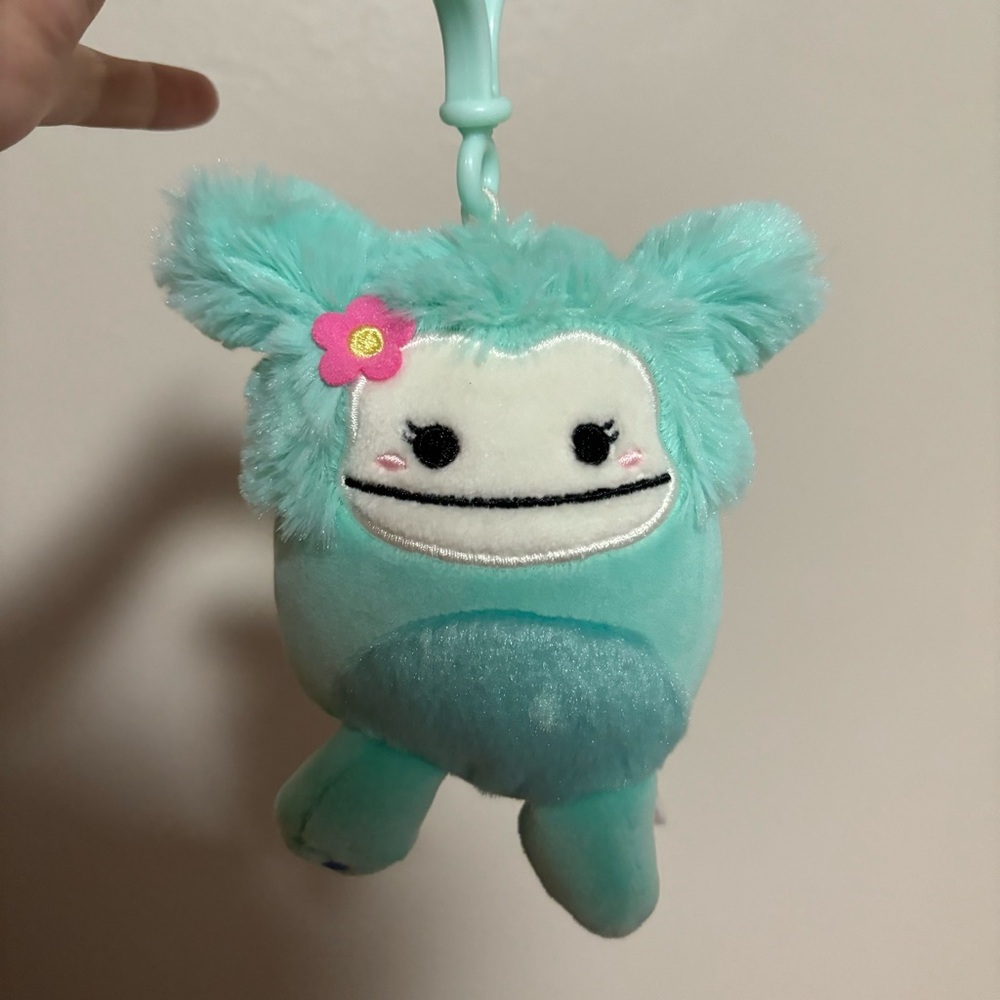 Joelle the Bigfoot with Flower Squishmallow Clip 3.5” NWT